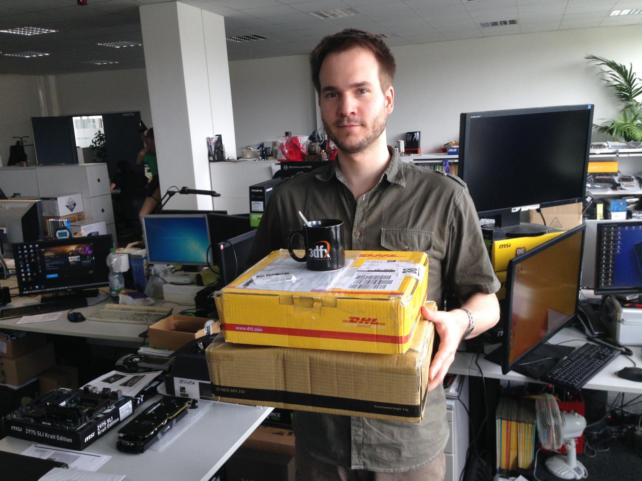 [12/06/2015] Unser Kantenglättungskönig in leitender Funktion hält ja generell gerne seine Post hier vor die Kamera. Einerseits präsentiert er (immer wieder) gerne seine schäbige und bestimmt nicht gespülte Spezialkaffeetasse. Zum anderen hat er ja immer wieder etwas in den Kartons, was für unseren PCGH-Reporter und seine Stöwi-Leaks geeignet ist. Da der Spieleonkel auch nicht in die Verpackungen schauen durfte, vermuten wir jetzt einfach mal, dass da etwas drin war, für das noch ein NDA gilt. Genaues weiß man nicht, aber vielleicht rückt Raff ja Infos per Kommentarfunktion heraus.