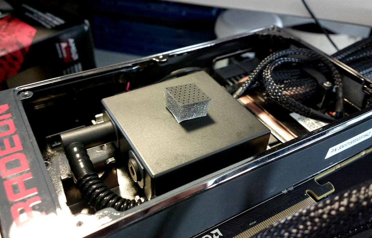 [26/06/2015] Radeon R9 Fury X: Ein wenig Schaumstoff hat die GPU bei uns 0,2 Sone leiser gemacht