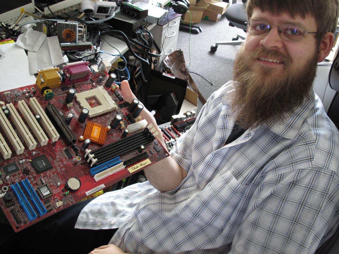 [31/07/2015] Gute Laune bei Stephan anlässlich seines Retro-Tests für die kommende Ausgabe: Beim Durchforsten der dunkelsten Ecken unseres Lagers nach ausreichend gereifter Hardware stieß Stephan auf dieses MSI-Modell, das offensichtlich unter der der Marke unseres Meisters veröffentlicht wurde. Ja, Jonathan 