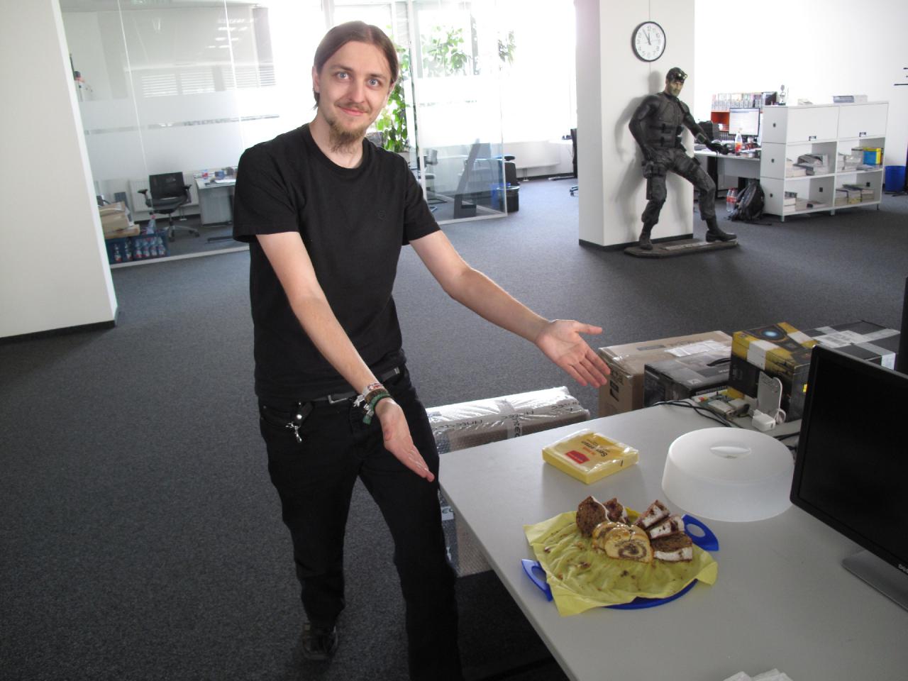 [31/07/2015] Thomas hat heute seinen vorerst letzten Auftritt in den Bildern der Woche. Das Praktikum des jungen Kollegen ist zu Ende, er kehrt zu seinem Informatik-Studium zurück. Um in möglichst positiver Erinnerung in den Köpfen der Redakteure zu verbleiben, griff Thomas tief in seine Trickkiste und zauberte diese leckeren Backwaren hervor. Da konnte selbst der standhafteste Kollege nicht widerstehen. Wir wünschen ihm natürlich alles Gute für die Zukunft.