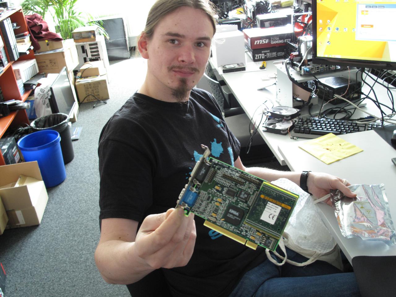 [31/07/2015] Ein weiteres Retro-Fundstück aus dem Lager hält Torsten in den Händen. Diese Matrox Mystique ist alt genug, um in ihrer Produktbeschreibung noch das Feature 