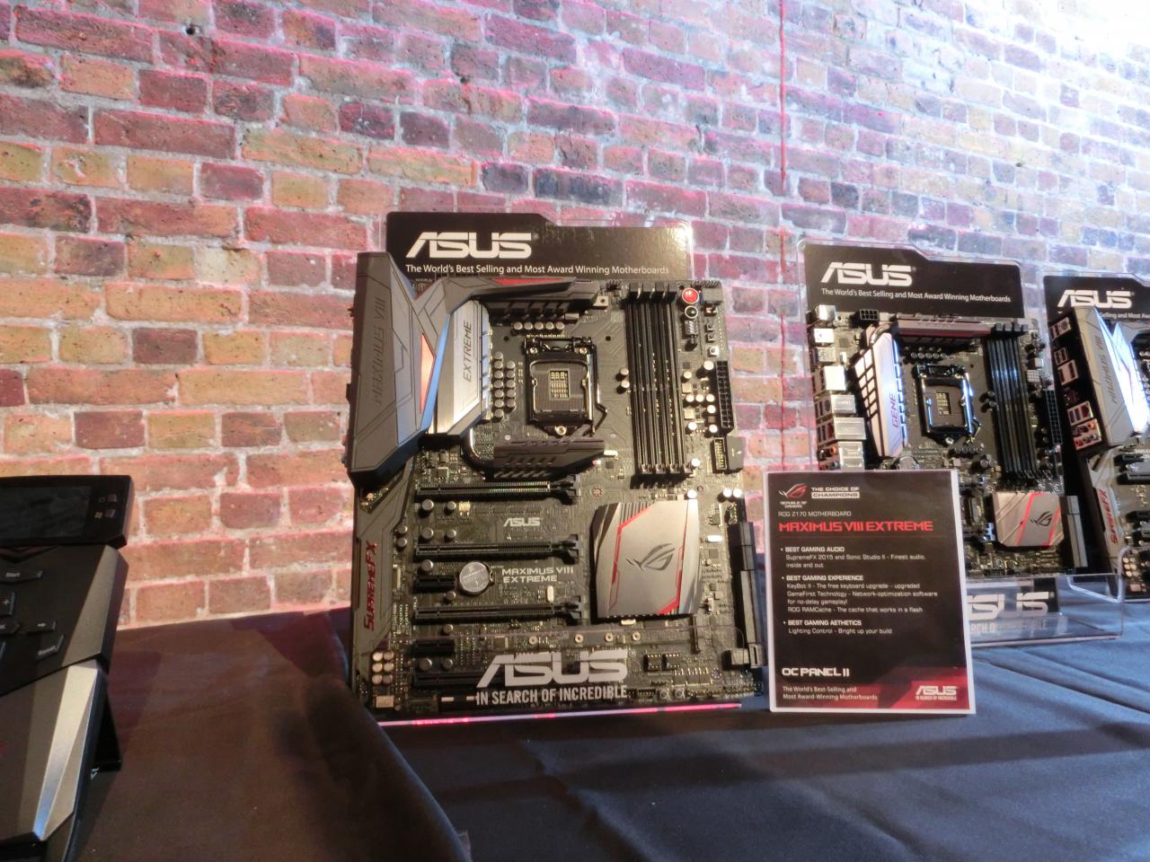 [29/07/2015] Asus Maximus VIII Extreme, anderer Blickwinkel. Asus' Lichtinstallation legte mehr Wert auf Stil denn auf effektive Ausleuchtung.