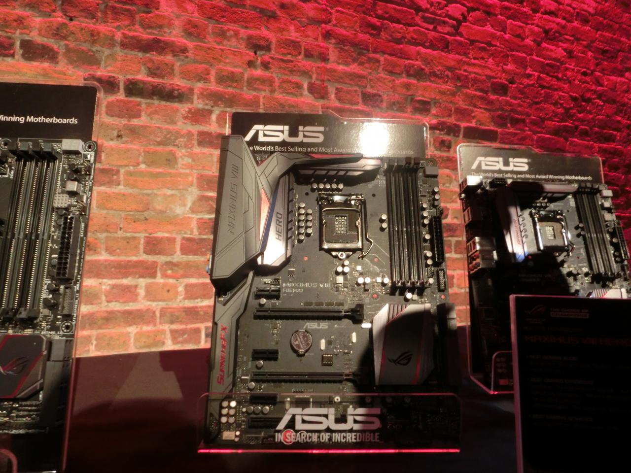 [29/07/2015] Asus Maximus VIII Hero: Wir entschuldigen uns erneut für die auf der gegenüberliegenden Raumseite platzierten Scheinwerfer.