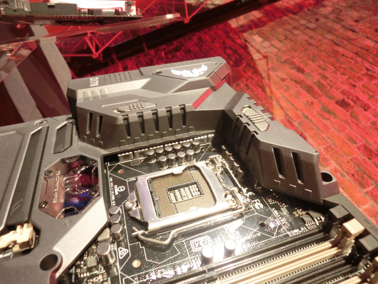 [29/07/2015] Asus Sabertooth Z170 Mark 1: Die Öffnungen in der Plastikverkleidung lassen sich zwecks Luftstrom-Lenkung verschließen.