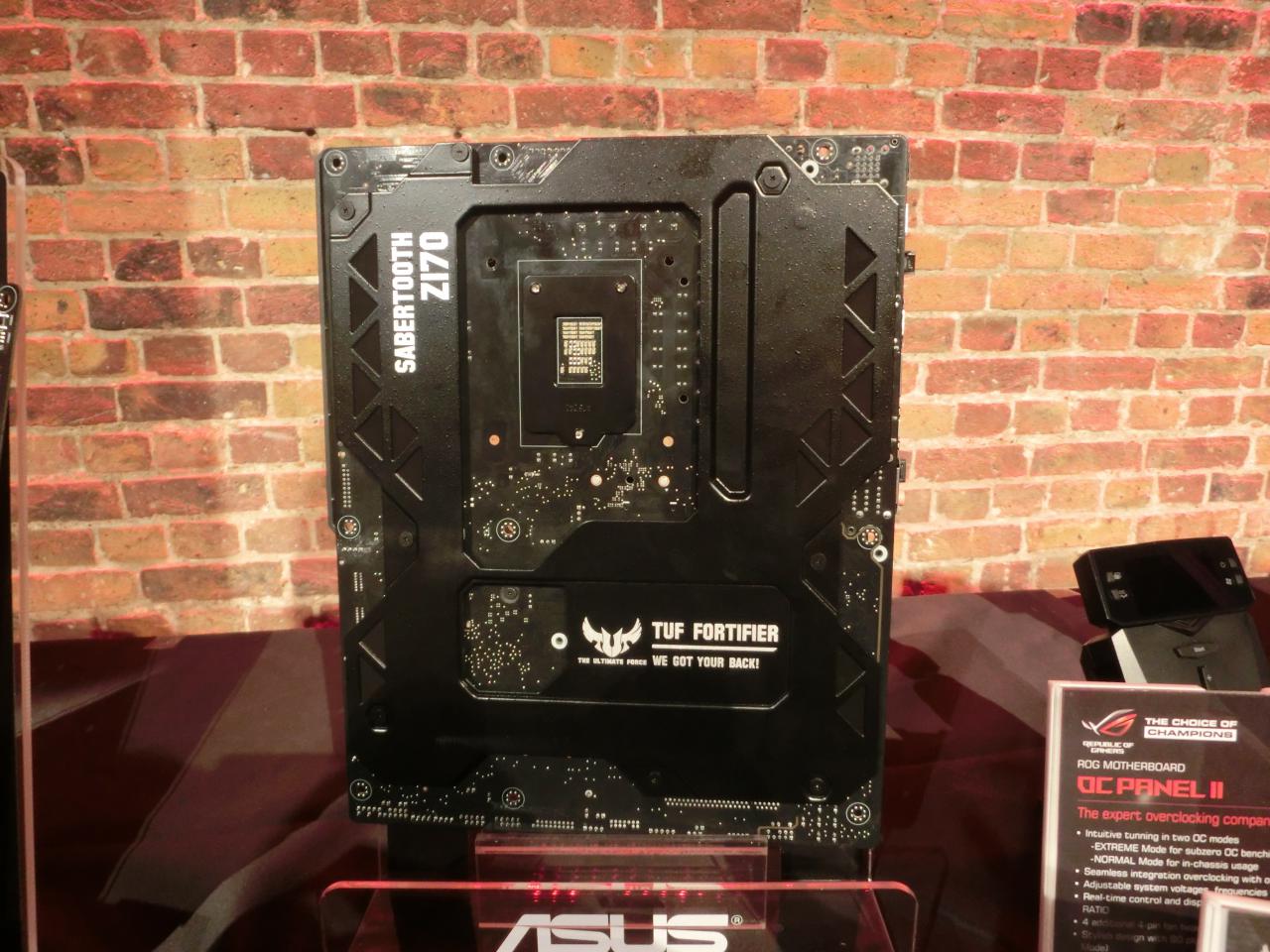 [29/07/2015] Asus Sabertooth Z170 Mark 1: Die Rückseite ist mit einer Metallplatte geschützt.