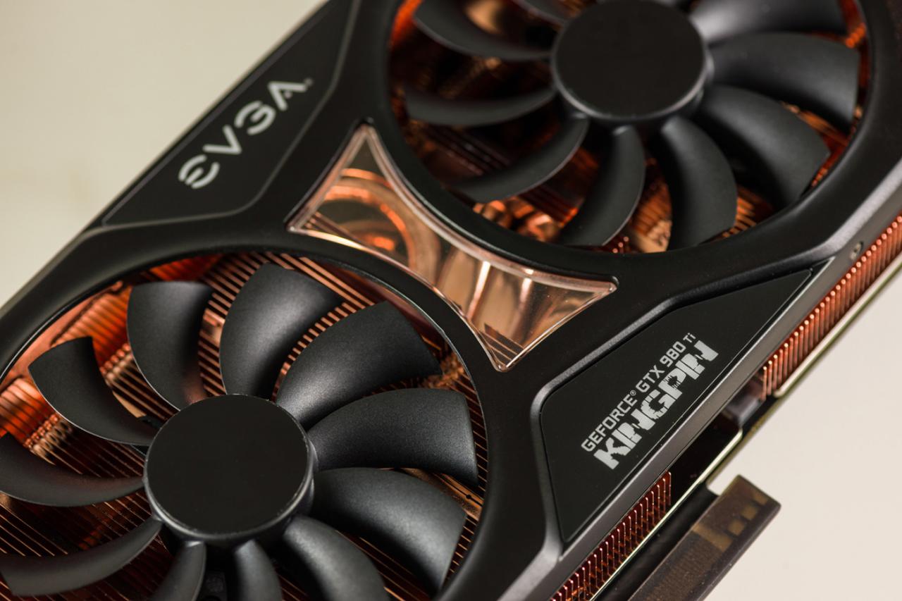 [18/07/2015] EVGA GTX 980 Ti Kingpin Edition: Nahaufnahmen zeigen viel Kupfer und drei Stromstecker. (10)