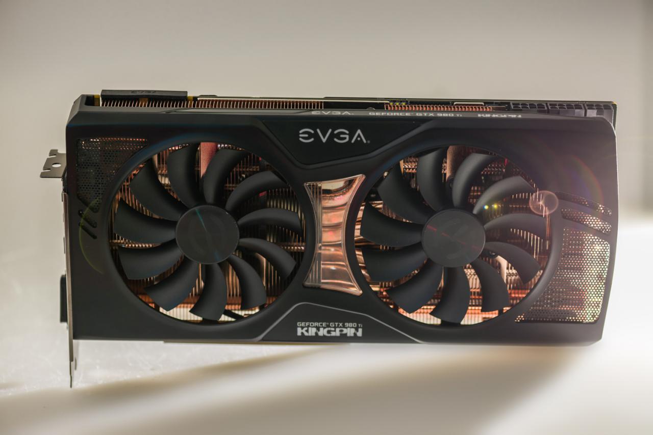 [18/07/2015] EVGA GTX 980 Ti Kingpin Edition: Nahaufnahmen zeigen viel Kupfer und drei Stromstecker. (11)