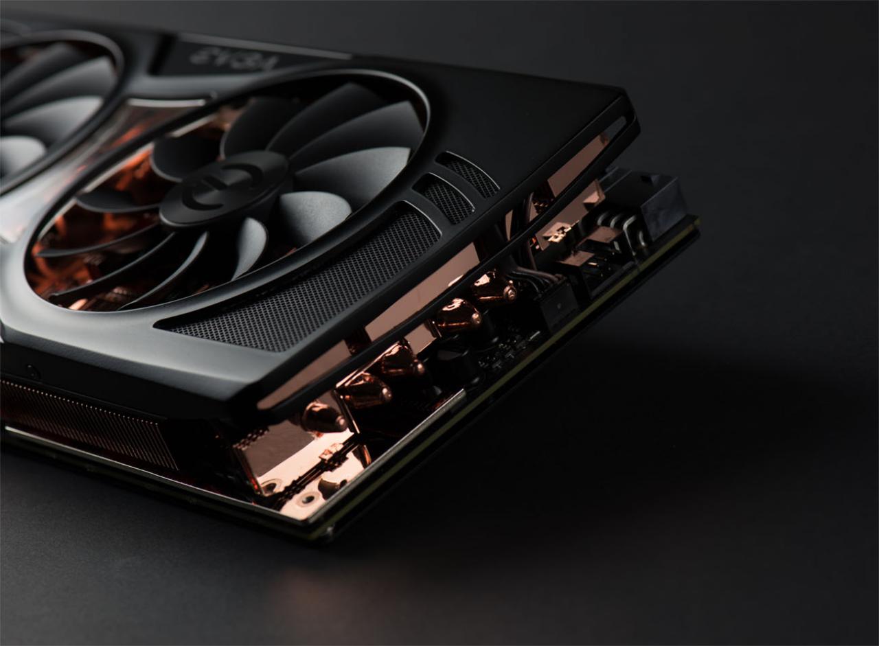 [18/07/2015] EVGA GTX 980 Ti Kingpin Edition: Nahaufnahmen zeigen viel Kupfer und drei Stromstecker. (12)