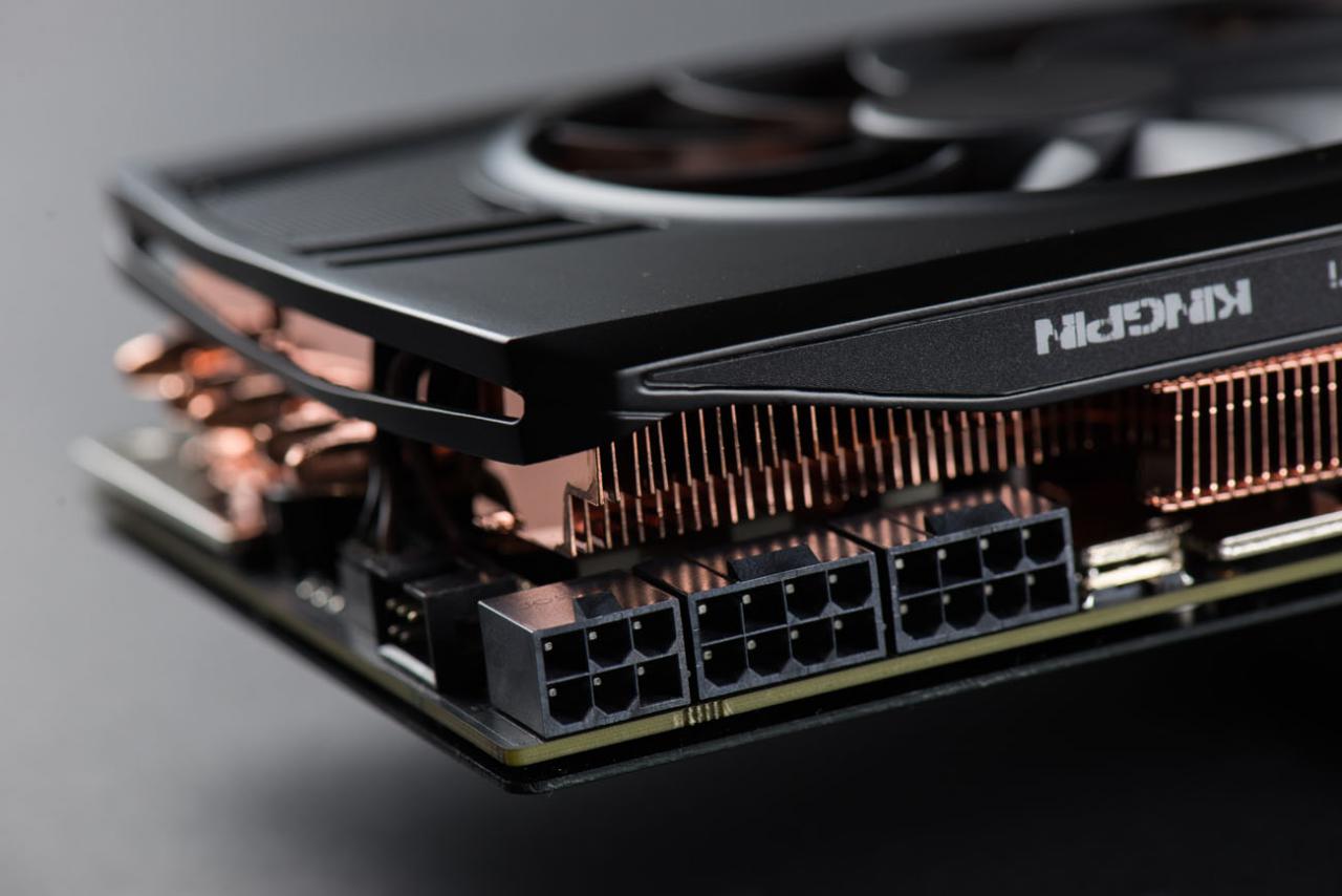 [18/07/2015] EVGA GTX 980 Ti Kingpin Edition: Nahaufnahmen zeigen viel Kupfer und drei Stromstecker. (1)