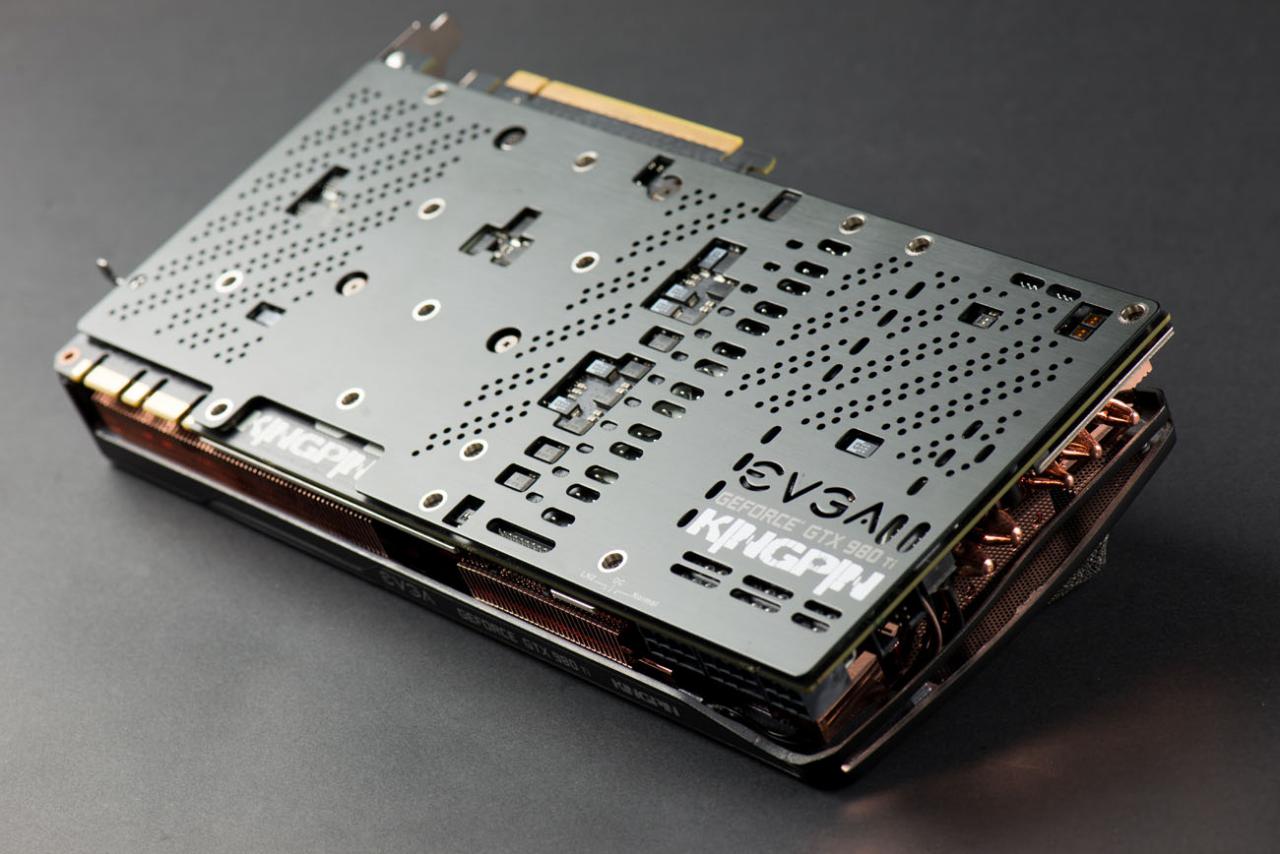 [18/07/2015] EVGA GTX 980 Ti Kingpin Edition: Nahaufnahmen zeigen viel Kupfer und drei Stromstecker. (2)