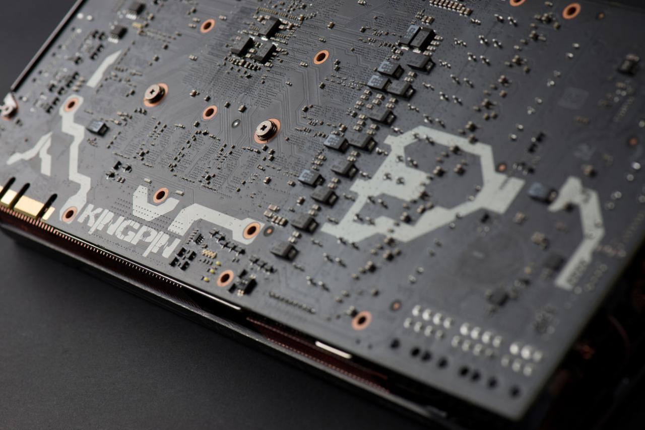 [18/07/2015] EVGA GTX 980 Ti Kingpin Edition: Nahaufnahmen zeigen viel Kupfer und drei Stromstecker. (3)