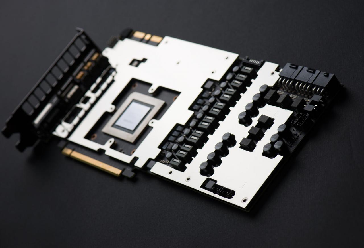 [18/07/2015] EVGA GTX 980 Ti Kingpin Edition: Nahaufnahmen zeigen viel Kupfer und drei Stromstecker. (6)