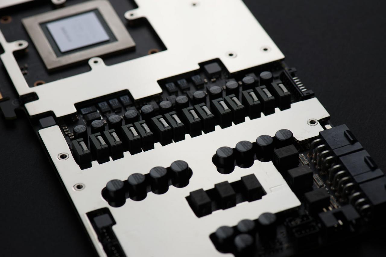 [18/07/2015] EVGA GTX 980 Ti Kingpin Edition: Nahaufnahmen zeigen viel Kupfer und drei Stromstecker. (7)