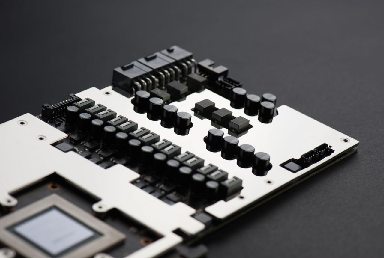 [18/07/2015] EVGA GTX 980 Ti Kingpin Edition: Nahaufnahmen zeigen viel Kupfer und drei Stromstecker. (8)