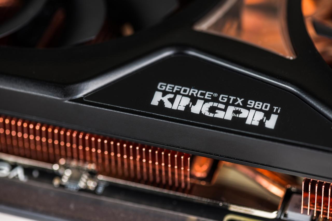 [18/07/2015] EVGA GTX 980 Ti Kingpin Edition: Nahaufnahmen zeigen viel Kupfer und drei Stromstecker. (9)