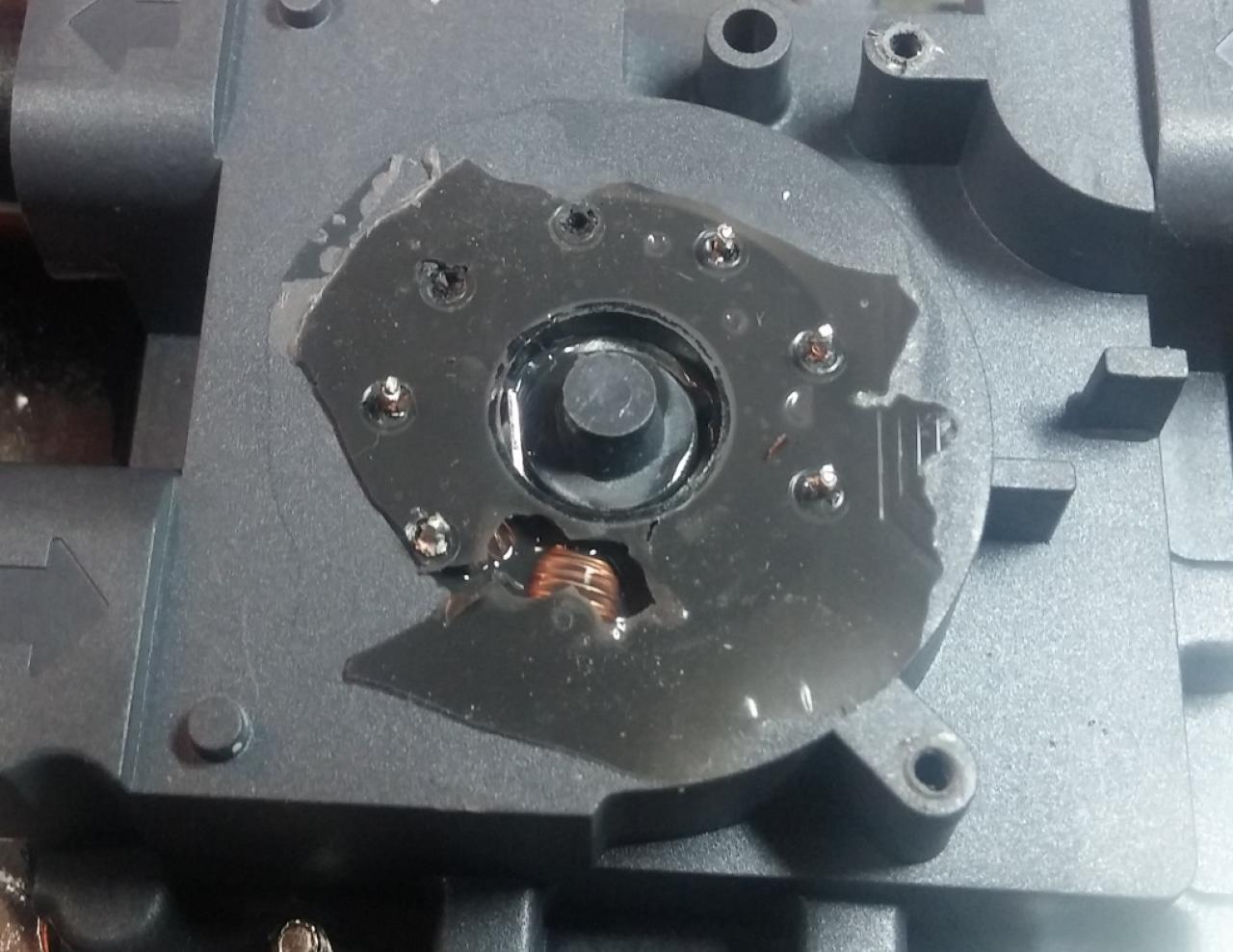 [08/07/2015] Hohlräume und Blasen in der Klebermasse sind ein Grund für das Fiep-Geräusch der Pumpe der Radeon R9 Fury X.