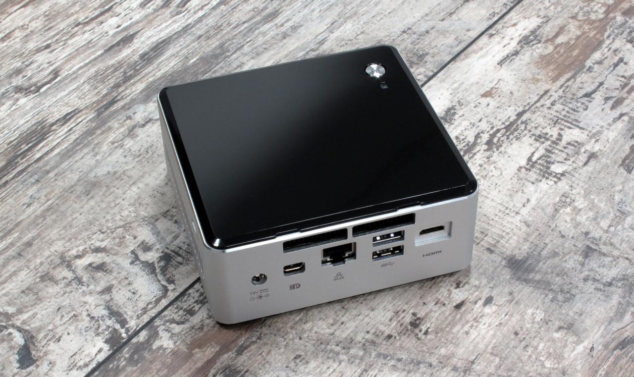 [08/07/2015] NUC5i7RYH: Rückseite des Gehäuses