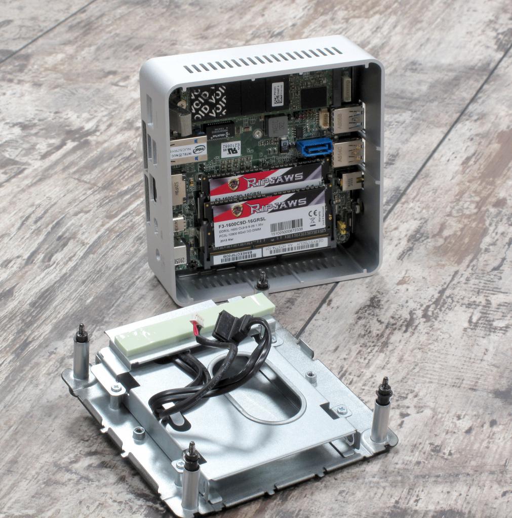 [08/07/2015] NUC5i7RYH: 2,5-Zoll-Einschub