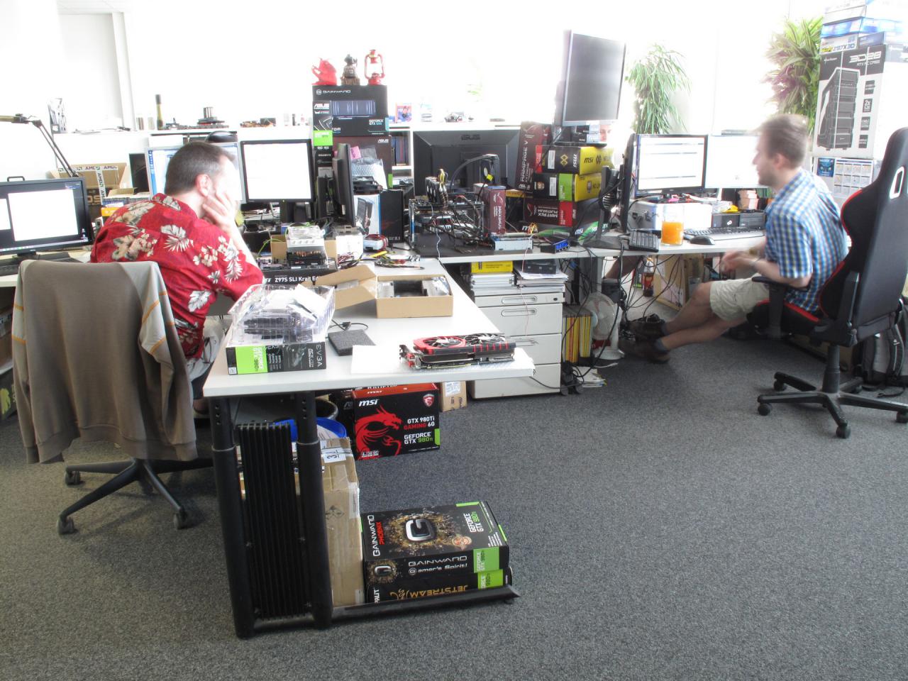 [03/07/2015] Spätestens bei diesem Bild sehen Sie, dass die Kollegen Vötter und Spille zu Recht als dynamisches Duo der PCGH-Render-Abteilung gelten. Die beiden waren so in ihre Diskussion über fiepende Pumpen, Power-Target, Takte, Downsampling und UHD-Performance vertieft, dass es der Kamera nicht möglich war, die beiden ohne Motion-Blur abzulichten - zumindest stimmt auch die Dynamik im Bild. Worüber sich die beiden hier gerade unterhalten steht übrigens mal wieder unter höchster Geheimhaltungsstufe. Wir wünschen ihnen viel Spaß beim Suchen und Kolportieren.