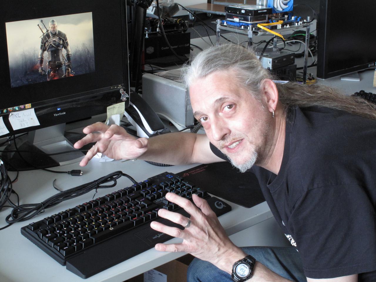 [10/07/2015] Ganz wie sein Vorbild Geralt der Hexer versucht auch der PCGH-Witcher und Tastaturpapst hier ein wenig zu zaubern. Und es scheint ihm auch gelungen zu sein, die Tasten der Qpad MK-90 (Test in PCGH 10/2015) in Regenbogenfarben leuchten zu lassen. Allerdings verschweigt uns der hexende Spieleonkel, dass die auffällige Beleuchtung nicht sein Werk ist, sondern dass das Preset 