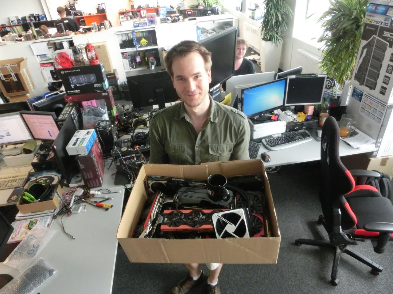 [17/07/2015] Da hat sich unser Downsampling-Gott aber mal wieder einen Karton mit ganz vielen neuen Grafikkarten gepackt. Und vom schäbigen 3Dfx-Pfennigsartikel abgesehen wird der Karton, den unser Raff da in die Kamera hält, auch einiges kosten ... und wiegen. Letztgenanntes scheint zwar nicht so zu sein, denn Raff verzieht ja keine Miene und schaut mit einem Lächeln in die Kamera. Was Ihnen jedoch verborgen bleibt, sind Raffs Beschwerden an den Kameramann, dass der sich doch etwas beeilen solle, weil der Karton voller Render-Power auf die Dauer doch etwas schwer wird. Übrigens, keine Sorge: Zwischen den Karten liegen kleine Schaumstoffmättchen, um Kratzer zu vermeiden.