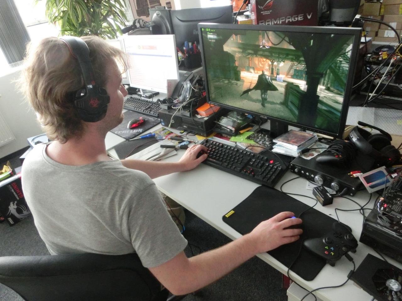 [17/07/2015] Der Fledermaus-Flattermann und Superheld Batman lässt unseren PCGH-Mentalisten einfach nicht los. Nachdem er gedacht hat, dass die Benchmarks mit der verhunzten PC-Version nach seiner ausführlichen Online-Berichterstattung ein Ende haben, musste er jetzt für einen Heftartikel erneut ran. Und wieder heißt es die Performance messen, sich mit Abstürzen herumärgern und vor allem wieder fluchen. Als alles vorbei und Redakteur mit dem goldenen Ohr dann völlig fertig war, konnte er sich nur noch zu der Aussage aufraffen, dass Batman immer noch blöd ist.