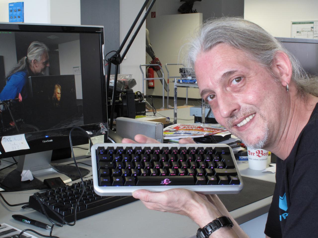 [17/07/2015] 19.7.2015: Auch diese Woche testete unser PCGH-Papst der mechanischen Tastaturen die neueste Garde der edlen Eingabegeräte. Das geschah einerseits sehr geräuschintensiv und somit zum Leidwesen der um die weißgraue Eminenz herumsitzenden Kollegen. Zum anderen hatten viele Modelle eine aufwendige Beleuchtung, deren Tricks dem Redaktions-Dino besonders viel Spaß machten. Diesen Tastaturzwerg, die Ducky Mini in der Year of the Horse Editon, holte Herr Stöwer allerdings erst an dem Tag raus, an dem Herr Vötter nicht in der Redaktion war. Zu oft wäre nämlich der Ruf 