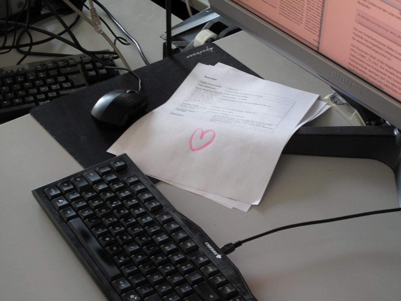 [24/07/2015] Torstens Konzept zu einem Artikel über ein demnächst erscheinendes Produkt bekam das Qualitätssiegel von Redaktionsvorsteher Raff. Ein mit einem rosa Leuchstift gemaltes Herz stellt aber noch nicht die höchste Auszeichnung dar. Erst wenn der Redakteur ein Herz gepaart mit Smiley, jeweils in rosa, auf dem Blatt mit seinem Erzeugnis findet, darf er sich geadelt fühlen - so wie Reinhard vor einigen Wochen.