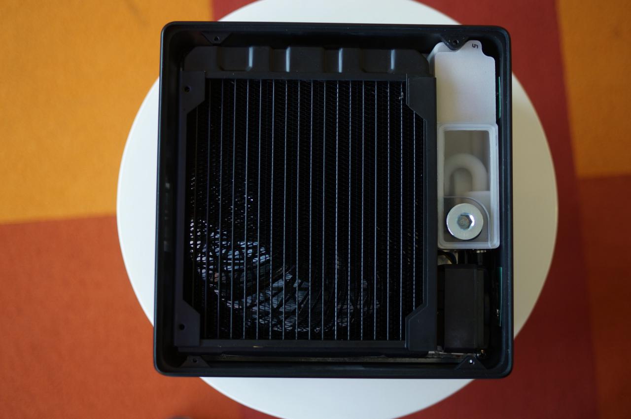 [25/08/2015] AMD Project Quantum: Mini-PC mit R9 Fury X auseinandergenommen (4)