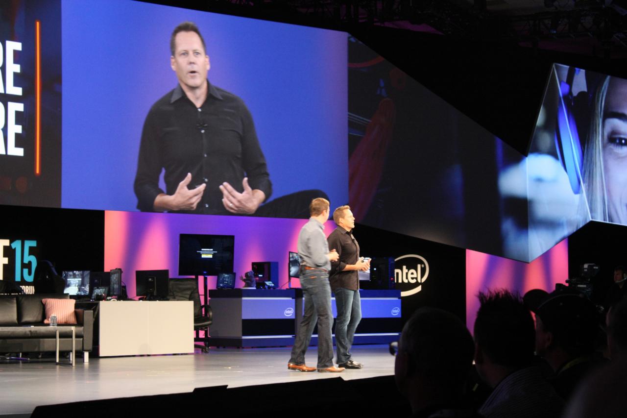 [20/08/2015] Intels Kirk Skaugen (links) und Doug Fisher führten auf dem IDF 2015 durch die 