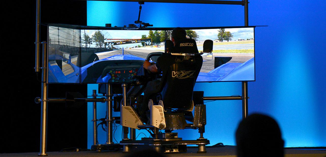 [20/08/2015] Der Rennwagensimulator von iRacing hat ein RealSense-Auge auf den Fahrer und passt die Ansicht auf den 4K-Bildschirmen den Kopfbewegungen entsprechend an. (1)