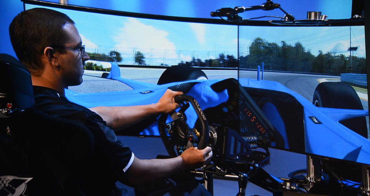 [20/08/2015] Der Rennwagensimulator von iRacing hat ein RealSense-Auge auf den Fahrer und passt die Ansicht auf den 4K-Bildschirmen den Kopfbewegungen entsprechend an. (2)