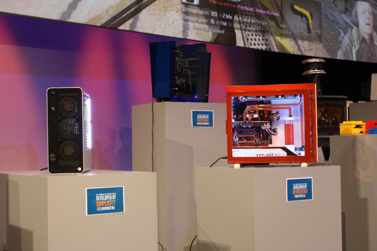 [20/08/2015] Den linken Rand der Bühne schmückte Intel mit etlichen kreativen Casemods, darunter ein Kachelofen, ein Tron-Lichtrad und ein Fallout-Terminal. (2)