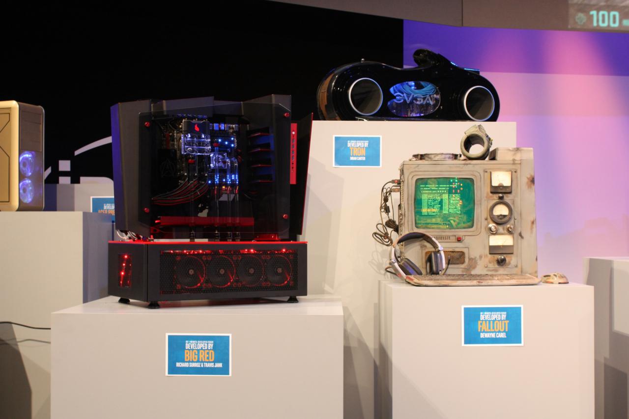 [20/08/2015] Den linken Rand der Bühne schmückte Intel mit etlichen kreativen Casemods, darunter ein Kachelofen, ein Tron-Lichtrad und ein Fallout-Terminal. (3)
