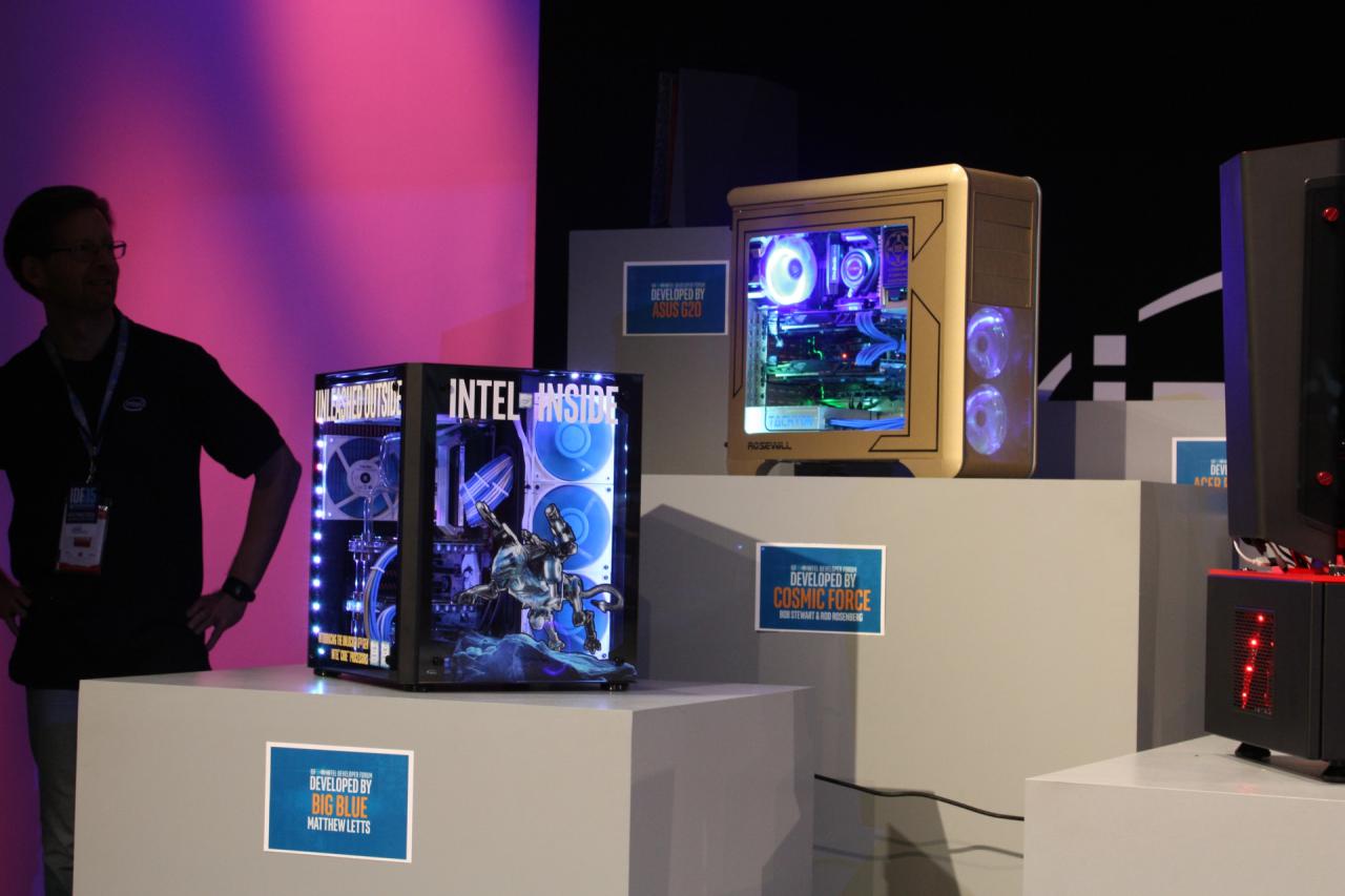 [20/08/2015] Den linken Rand der Bühne schmückte Intel mit etlichen kreativen Casemods, darunter ein Kachelofen, ein Tron-Lichtrad und ein Fallout-Terminal. (4)