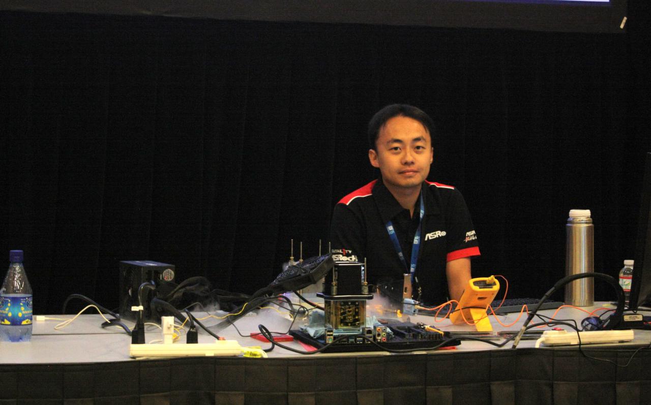 [19/08/2015] Mitten ins Gigahertz: Skylake-Overclocking auf dem IDF 2015 (im Bild: Nick Shih)