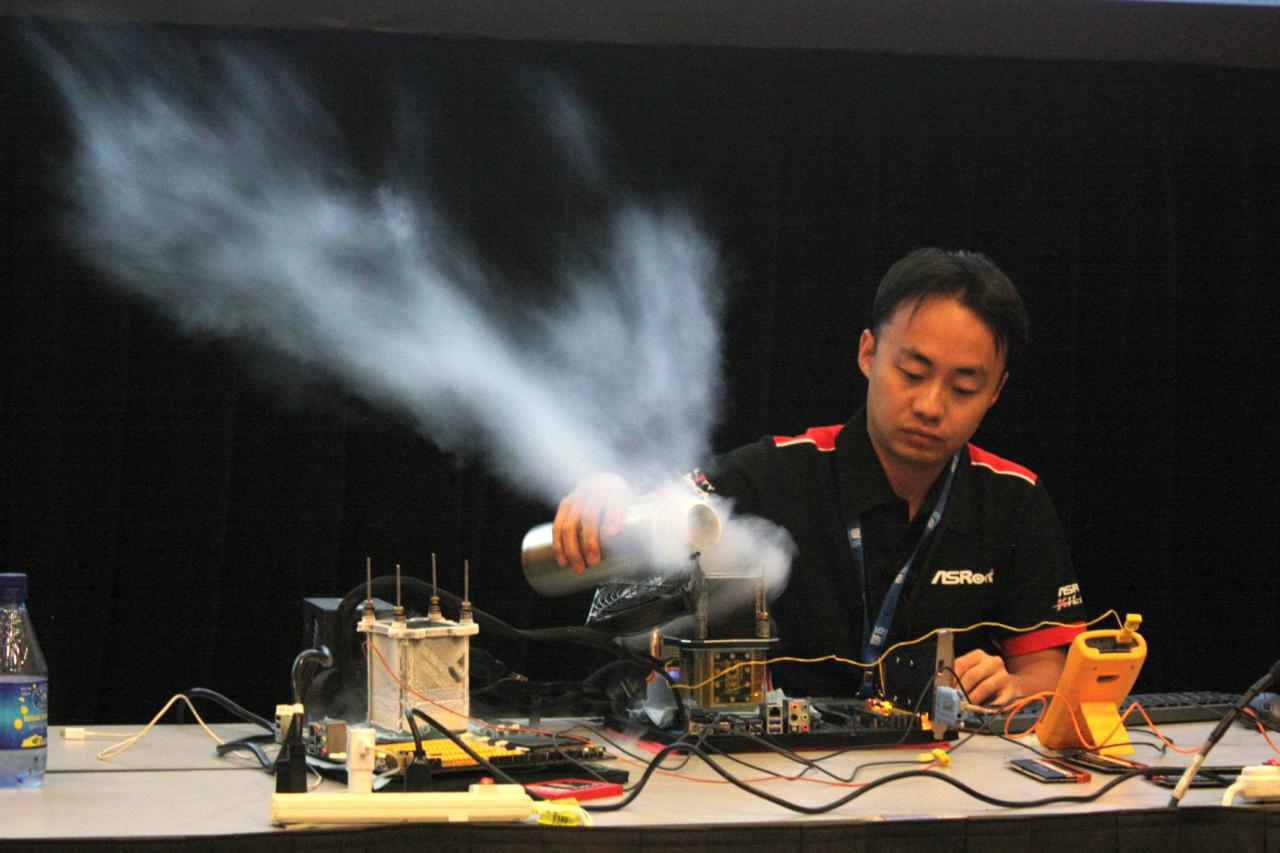[19/08/2015] Mitten ins Gigahertz: Skylake-Overclocking auf dem IDF 2015 (im Bild: Nick Shih)