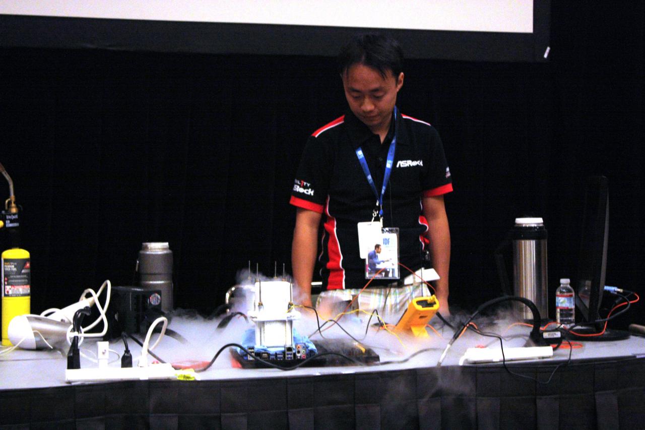 [19/08/2015] Mitten ins Gigahertz: Skylake-Overclocking auf dem IDF 2015 (13)