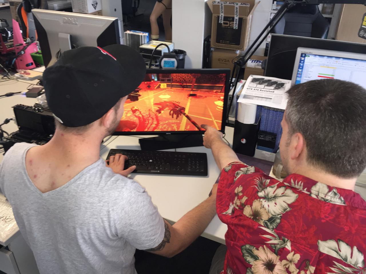 [14/08/2015] Ja, PCGH-Redakteure spielen auch mal, und das nicht nur, wenn Cheffe und sein Seitenplanhüter gleichzeitig im Urlaub weilen. In der Regel hat das Spielen während der Arbeitszeit dann auch einen redaktionellen Hintergrund, denn meist ist damit eine genaue Analyse der gebotenen Grafik oder das Finden einer Benchmarkszene verbunden. Was die beiden Herren da bei Viscera Clean Up genauer unter die Lupe nehmen, blieb den Kollegen schleierhaft. Vielleicht tauschten sich Herr Doktor Spille und Schlumpf Loske auch nur darüber aus, wie man die holden Damen daheim mit einer Grundreinigung der gemeinsamen Wohnung überraschen kann. Ob sich die beiden dafür das richtige Spiel zur Demonstration ausgesucht haben? Wir glauben nicht.