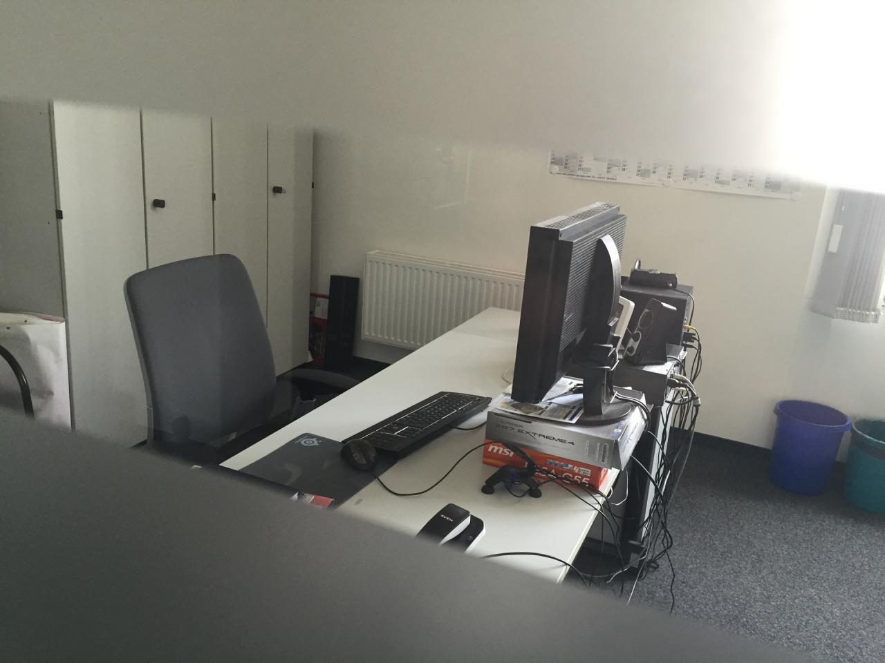 [14/08/2015] Dieser Blick ins Büro unseres Meisters sagt alles. So verlassen wie auf dem Bild sah der von uns liebevoll als Glaskasten bezeichnete Raum die ganze Woche aus, denn Herr Bayer nutzte die Schulferien, um mit seiner Familie zu entspannen. Und wenn er sich unseren Wochenreport in Bildern anschaut, wird er einerseits sehen, dass wir wieder ganz fleißig waren. Zum anderen wird er dann wehmütig daran denken, dass er den nächsten Tag pünktlich zur Abgabewoche wieder in seinem verglasten Kämmerlein sitzen wird.
