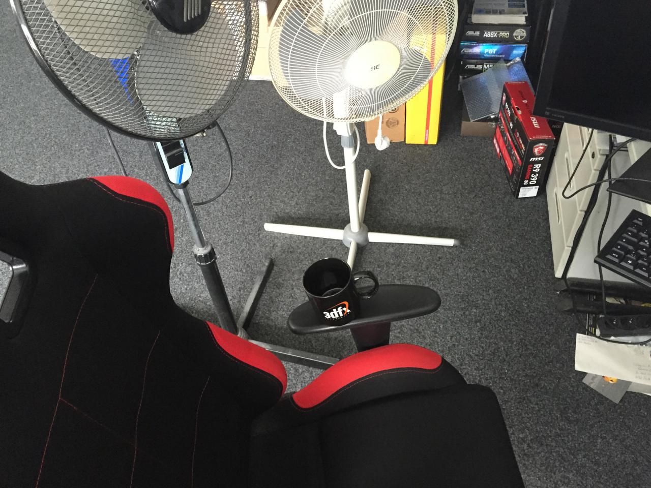 [14/08/2015] Da hat der Grafikguru seine geliebte 3Dfx-Tasse gar nicht mit in den Urlaub respektive aufs Summer Breeze genommen. Und da wir Mitleid mit der armen Devotionalie haben, sorgen wir einfach mal dafür, dass diese auch die Sommerbrise spürt. Allerdings mussten wir dazu ganz tief in die Trickkiste greifen und zwei Ventilatoren aufstellen, damit dem Tässchen ein angenehmes und durch unsere Klimaanlage gekühltes Lüftchen um die Nase weht. Und auch für Raff gilt, wenn Du dieses Bild siehst, steht die Abgabewoche in der PCGH-Redaktion schon fast vor der Tür. ;-)