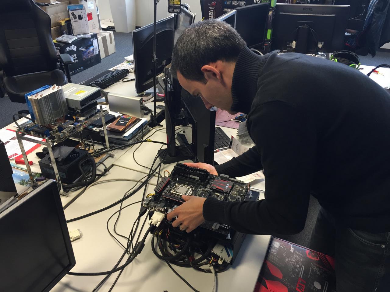 [21/08/2015] Na was macht denn Daniel, unser Spezialist für die PCGH-Editionen von Gehäusen oder Kühlern, denn da am Testsystem des uns auf dem IDF vertretenden Herrn Spille? Er wird doch nicht etwa die Abwesenheit des Kollegen nutzen, um dessen offenen Aufbau für seine PCGH-Kühlertests zum dauerhaften Bestandteil seines Schreibtisches machen? Zur Beruhigung des Herrn Spille können wir hier aber schon einmal verraten, dass der Kollege Dr. Waadt das System ordentlich wieder an Carstens Platz abgestellt hat.