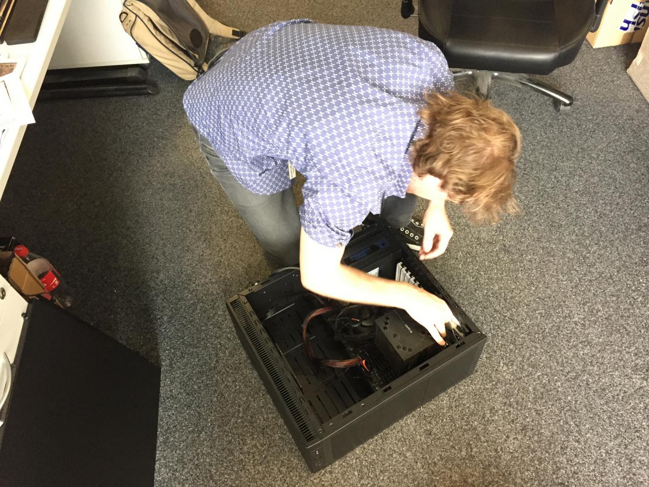 [21/08/2015] 23.8.2015: Eigentlich ist das Fractal Design Define S, das wir in der PCGH 10/2015 testen, ja ein Gehäuse, das aufgrund seiner Konstruktion sehr viel Platz bietet. Davon ist auch unser Spieleonkel ausgegangen, als er seinem Kumpel mit dem goldenen Ohr den Midi-Tower zur Verfügung stellt, um Testhardware dort einzubauen. Doch der PCGH-Mentalist hatte trotz des großzügigen Platzangebotes seine Schwierigkeiten mit dem Anschließen diverser Kabel. Das sollte auf dem Bild klar zu erkennen sein. Zum Glück liefern wir Ihnen zu den Bildern keine Geräuschkulisse, da wir glauben, dass selbst erwachsene Leser von den Flüchen des AudioPhils noch geschockt sind.