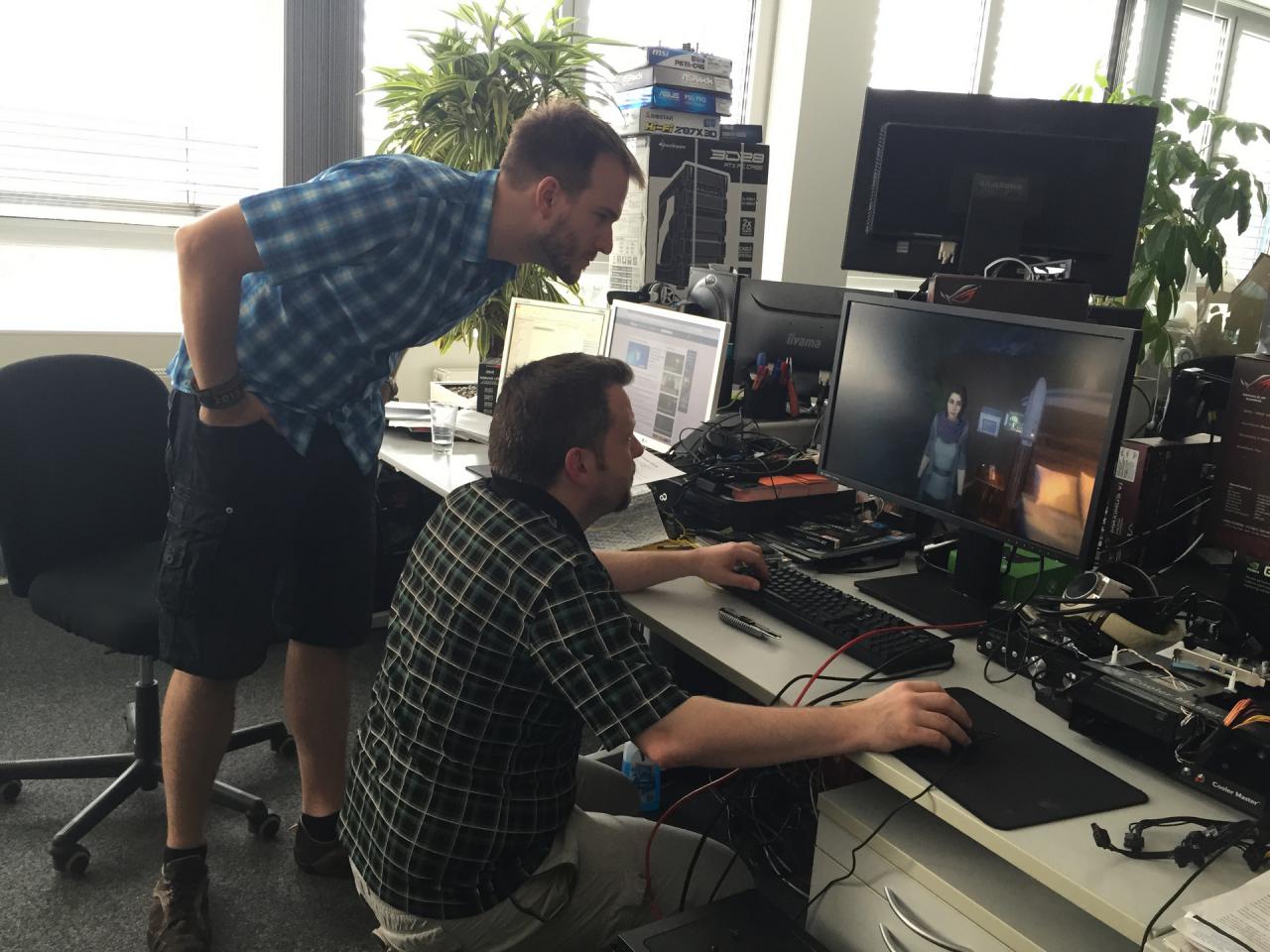 [28/08/2015] Wenn unsere beiden Kameraden so genau auf den Monitor starren, dann könnte man fast meinen, sie würden wieder Pixel zählen, um die Güte der Grafik zu analysieren. Ganz so schlimm ist es dann doch nicht, denn unsere Grafikkgurus machen hier den API-Vergleich zwischen Direct X und OpenGL und nutzen dafür das Spiel Dreamfall Chapters. Und obwohl dort auch eine attraktive Pixelbraut zu sehen ist, kann man sich sicher sein, dass sich die beiden Experten für Kantenglättung, Downsampling und andere Render-Trick davon nicht ablenken lassen.