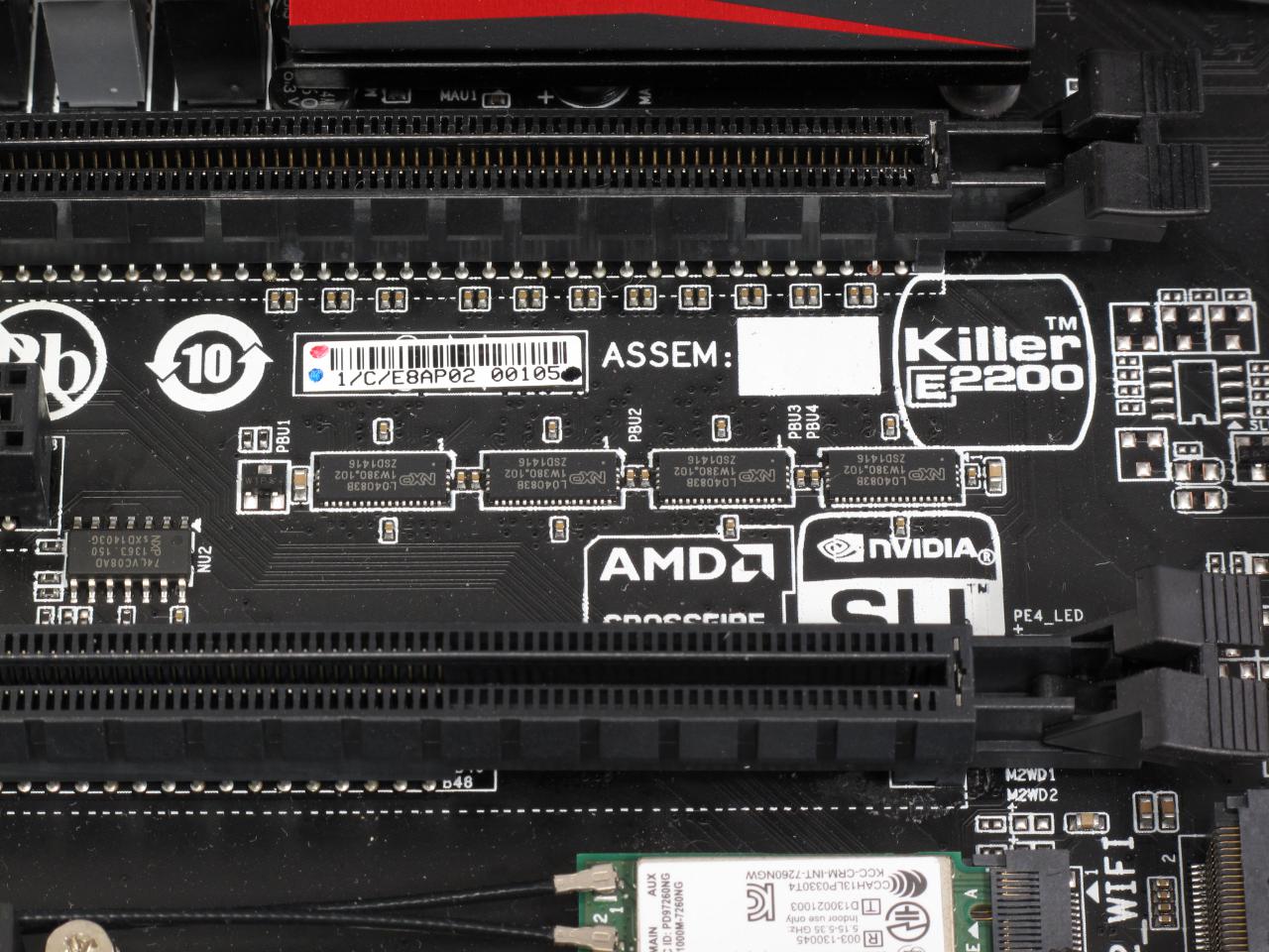 [21/08/2015] Sehr typisch: Eine regelmäßige Gruppe von vier Chips dieser Größe und Format in der unteren Boardhälfte ist meist eine Phalanx von PCI-Express-Splittern, die 8 Lanes eines Slots an einen anderen umleiten.