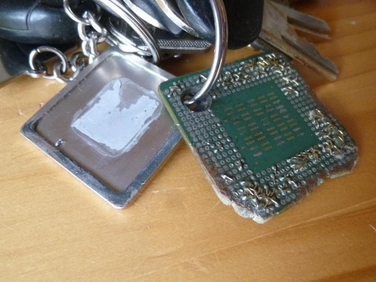 [04/09/2015] Update vom 06.09. mit Schlüsselanhängern, Dino-Chips und CPUs von Innen (28)