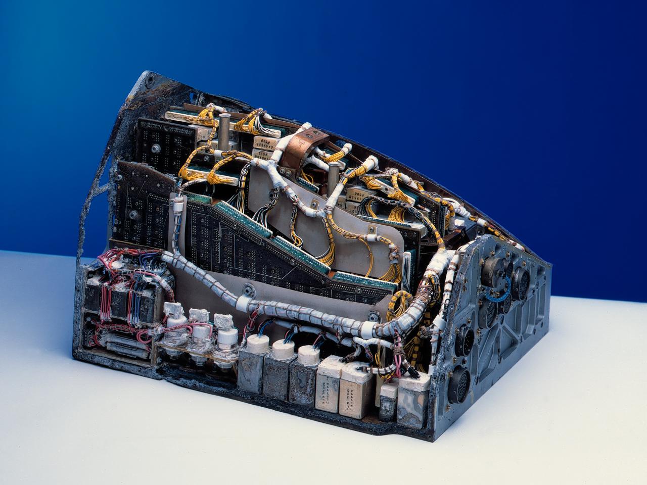 [14/10/2015] Kabelmanagement ist keine neue Erfindung. Schon der Bordrechner von Gemini II hatte sauber verlegte Kabelstränge.