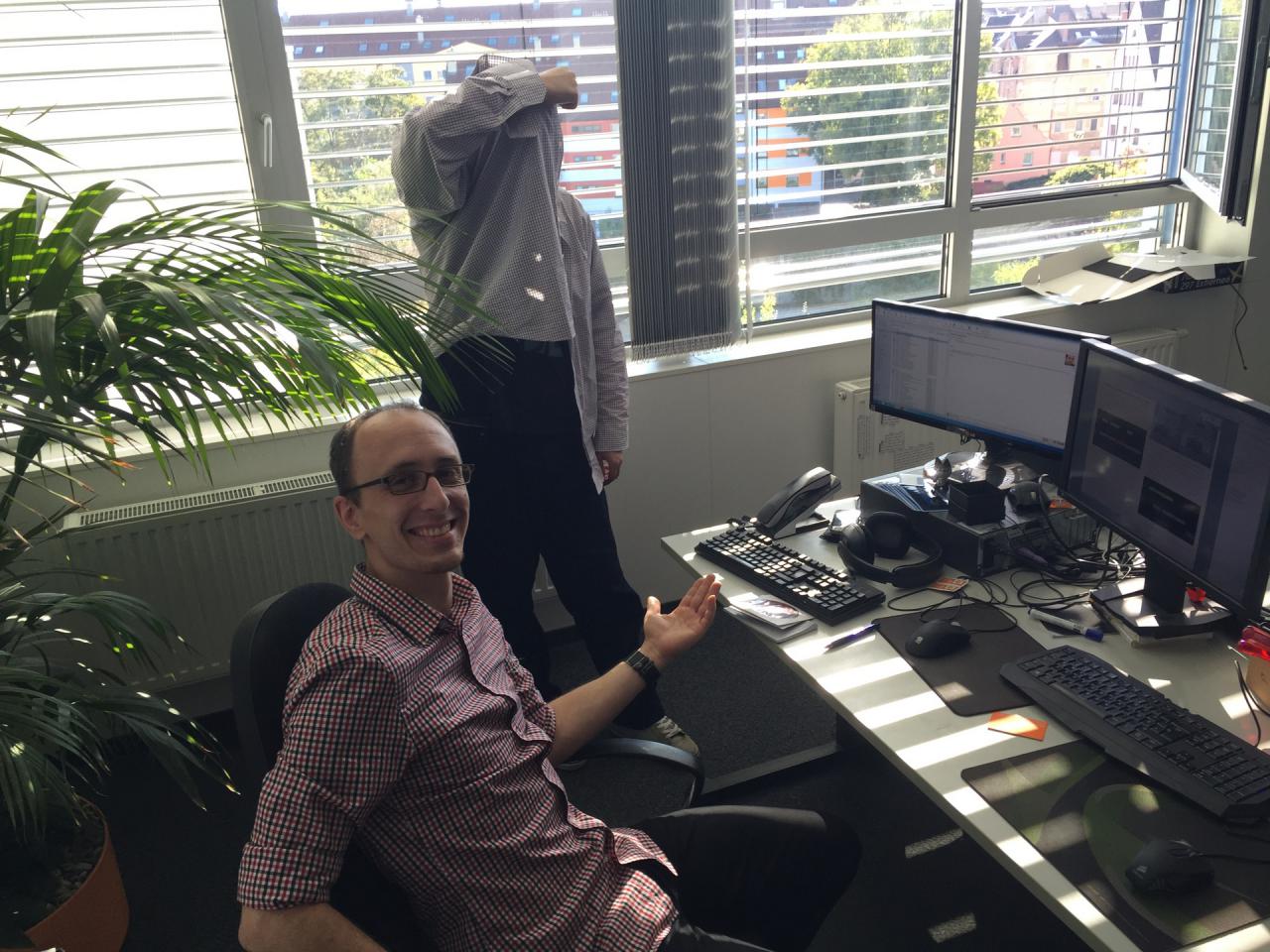 [02/10/2015] So sieht also unser Neuzugang Matthias aus. Und da wir hier auf die Schnelle noch keinen schönen Spitznamen haben - wie für den Herrn im Hintergrund, der nicht erkannt werden will -, müssen wir wohl erst einmal vom Volo-Spieth sprechen. Und mal ehrlich, für das erste Bild der Woche macht er doch schon eine gute Figur und auch bei unseren Scherzen sofort mit. Anstatt sich zu wundern, warum Stephan der Forenboss sich hier gerade tarnt (was ihm überhaupt nicht gelungen ist) lacht er einfach mal in Kamera und rundet das überhaupt nicht gestellte Foto ;-) damit wunderbar ab.