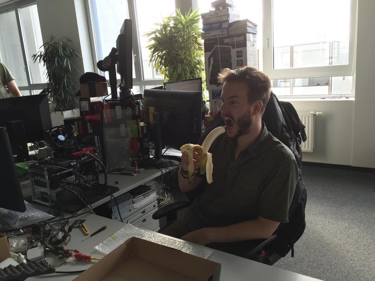 [09/10/2015] Was sollen wir unter dieses Foto noch groß schreiben. Wie viele andere, niiiee ;-) gestellten Ablichtungen unseres Kantenglättungskönigs und Hüters des Seitenplans spricht auch dieses Bild eigentlich ganz für sich. Auf jeden Fall sparen wir uns anzügliche Assoziationen und erwähnen lieber, dass Raff in dem Moment sehr hungrig war und mit Stolz seine gesunde Grundnahrung in Form einer Banane zeigen wollte. Außerdem könnte es sein, dass Herr Vötter bei diesem Bild auch an den Ex-Kollegen Sauti denkt, der hier auch schon des Öfteren mit einem Affenkotelett abgelichtet wurde.