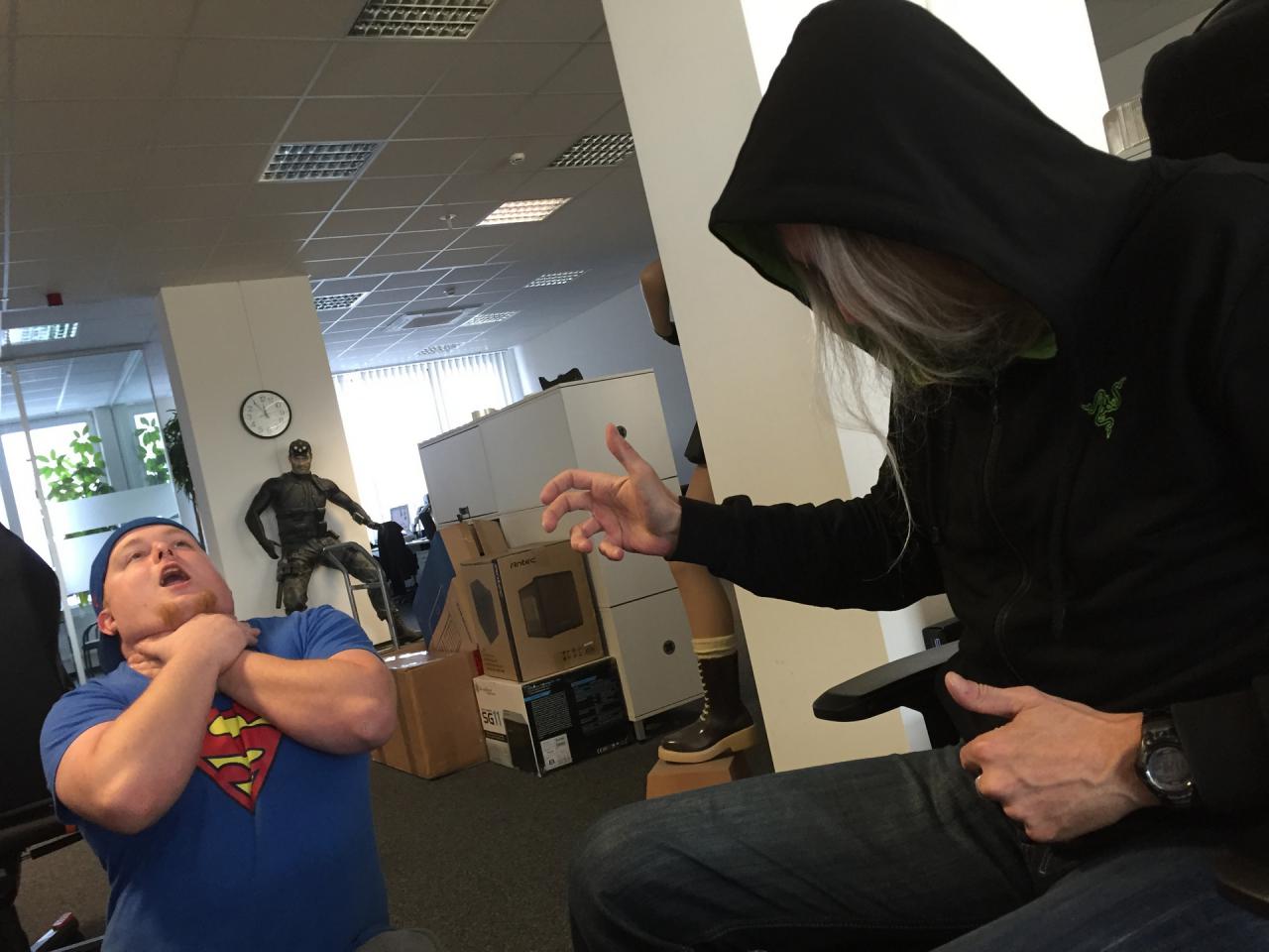 [09/10/2015] 11.10.2015: Wie weit die Star-Wars-Euphorie in der Redaktion um sich gegriffen hat, ist in diesem Bild zu sehen. Eigentlich ist unser Redaktionsdino und Spieleonkel Frank Stöwer ja ein ganz lieber und gutmütiger. Irgendwie scheint er aber zur dunklen Seite der Schreiber- und Fotokunst gewechselt zu sein und das bekam ausgerechnet der Hasse-Ma-Hobbit-Winkler zu spüren. Und da der Dark Sith Lord Pope Stö wohl von dem kleinen Kerl etwas genervt war, gibt er hier eine Demonstration seiner neu erworbenen Kräfte zum Besten und sagt voller Groll 